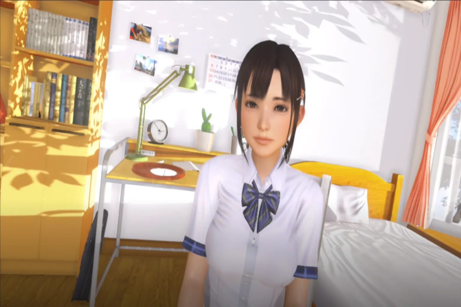 Una escena de VR Kanojo en la que la heroína te sonríe dentro de un dormitorio. Al fondo hay un escritorio de estilo japonés y estanterías, mientras la iluminación permite apreciar claramente tanto la distribución de la habitación como la atmósfera general del personaje.