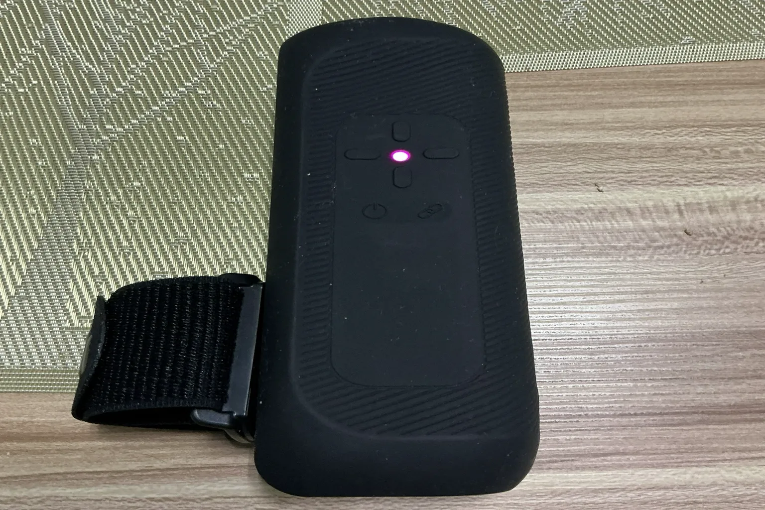 The Handy 2 Pro conectado a una red Wi-Fi con la luz rosa encendida