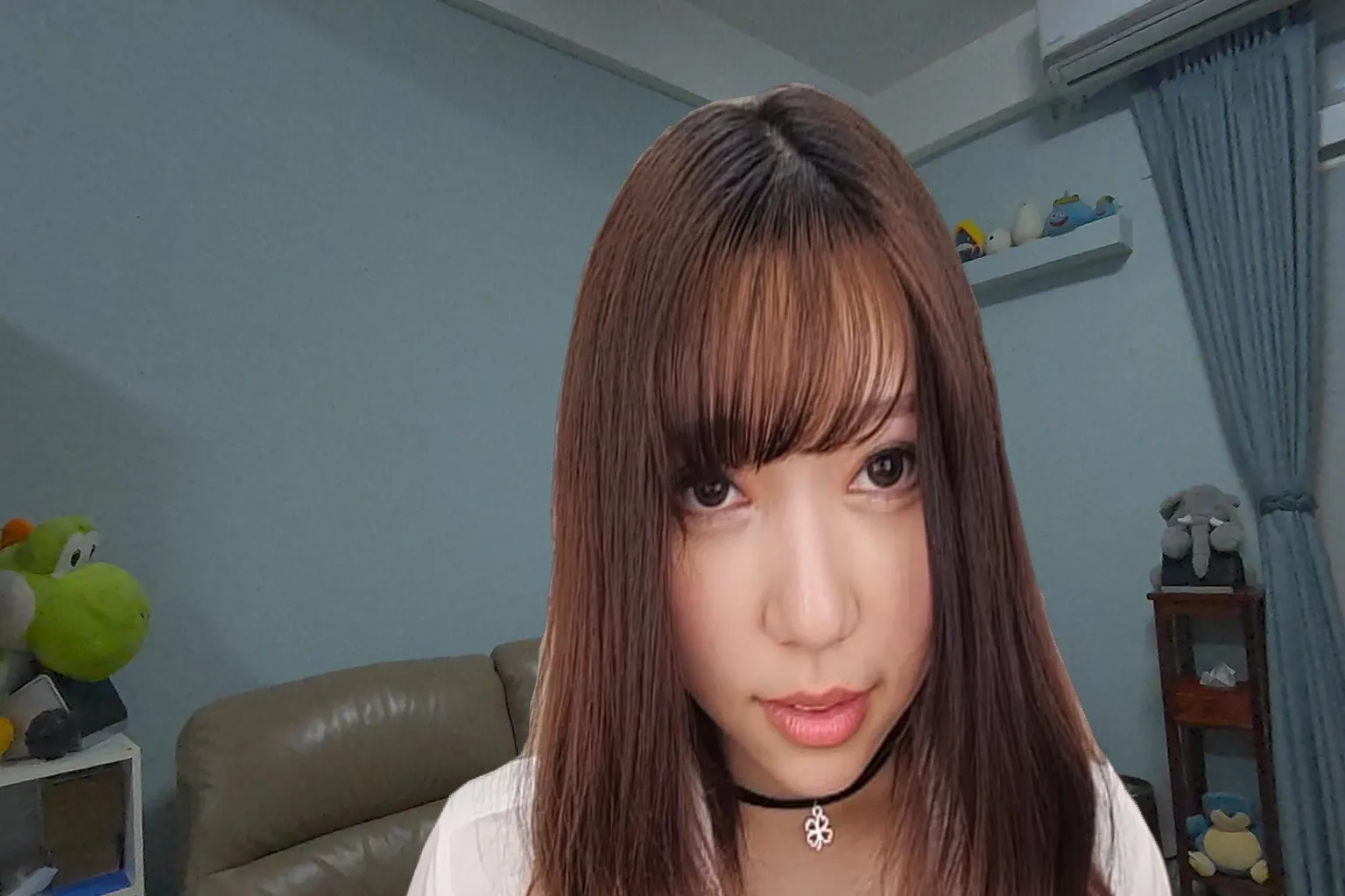 Primer plano de una modelo asiática de pelo largo en una escena VR de SexLikeReal