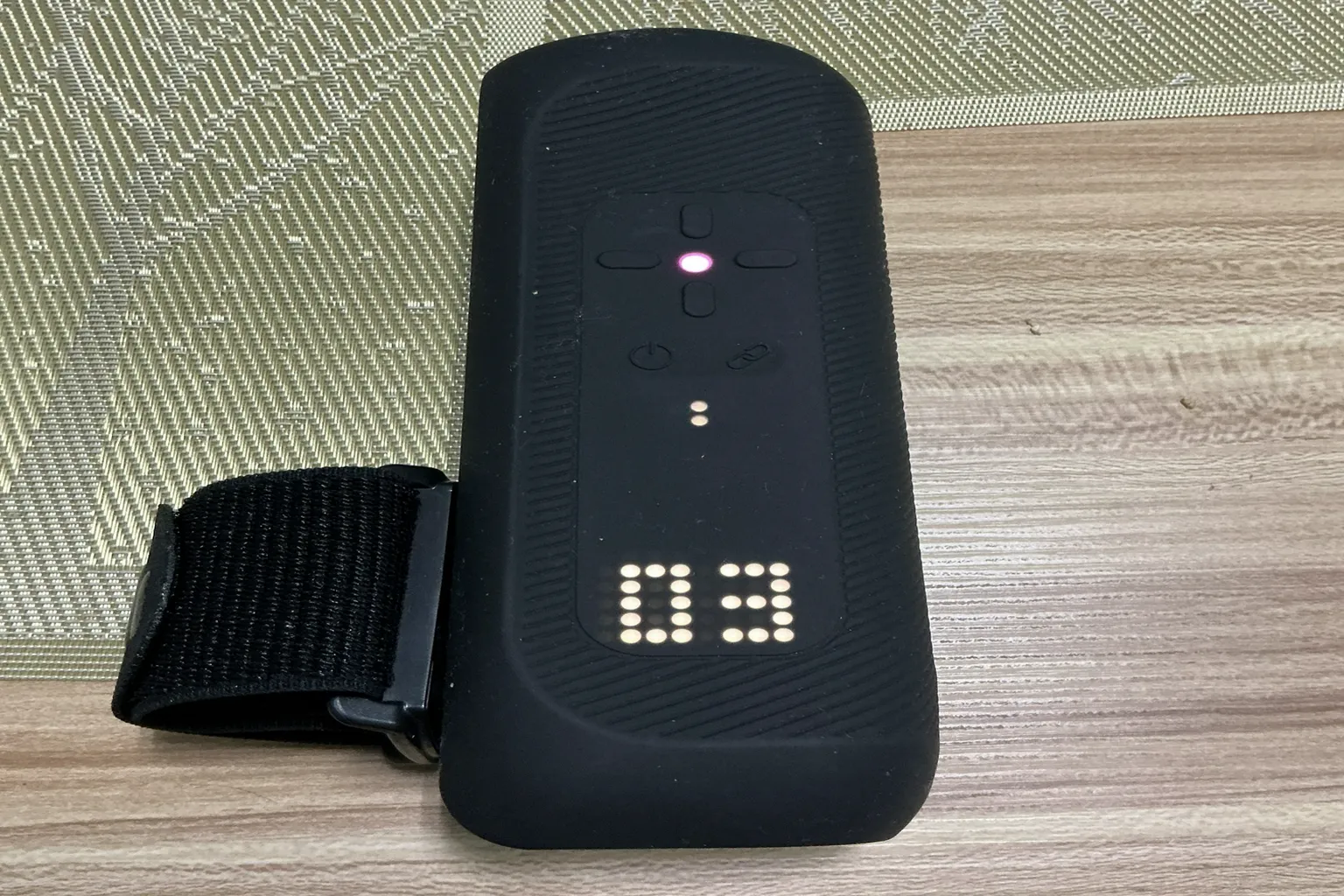 The Handy 2 Pro durante la actualización del firmware con el progreso mostrado en la pantalla LED