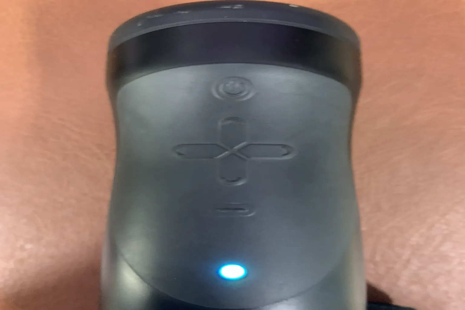The Handy mostrando el indicador LED azul claro del modo Bluetooth antiguo.