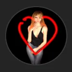 El icono del creador FantasyVR Studio. El diseño combina un corazón rojo con la silueta de un personaje, y sirve como emblema representativo del estudio.