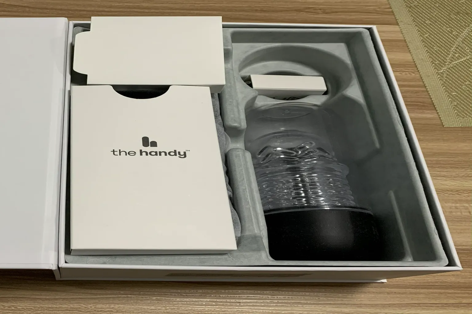 Unboxing del The Handy 2 Pro con la caja abierta y el producto en su interior