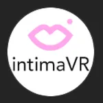 Un logotipo de intimaVR, representado por unos labios rosas sobre fondo blanco. El diseño sugiere contenido de personajes virtuales con temática romántica.