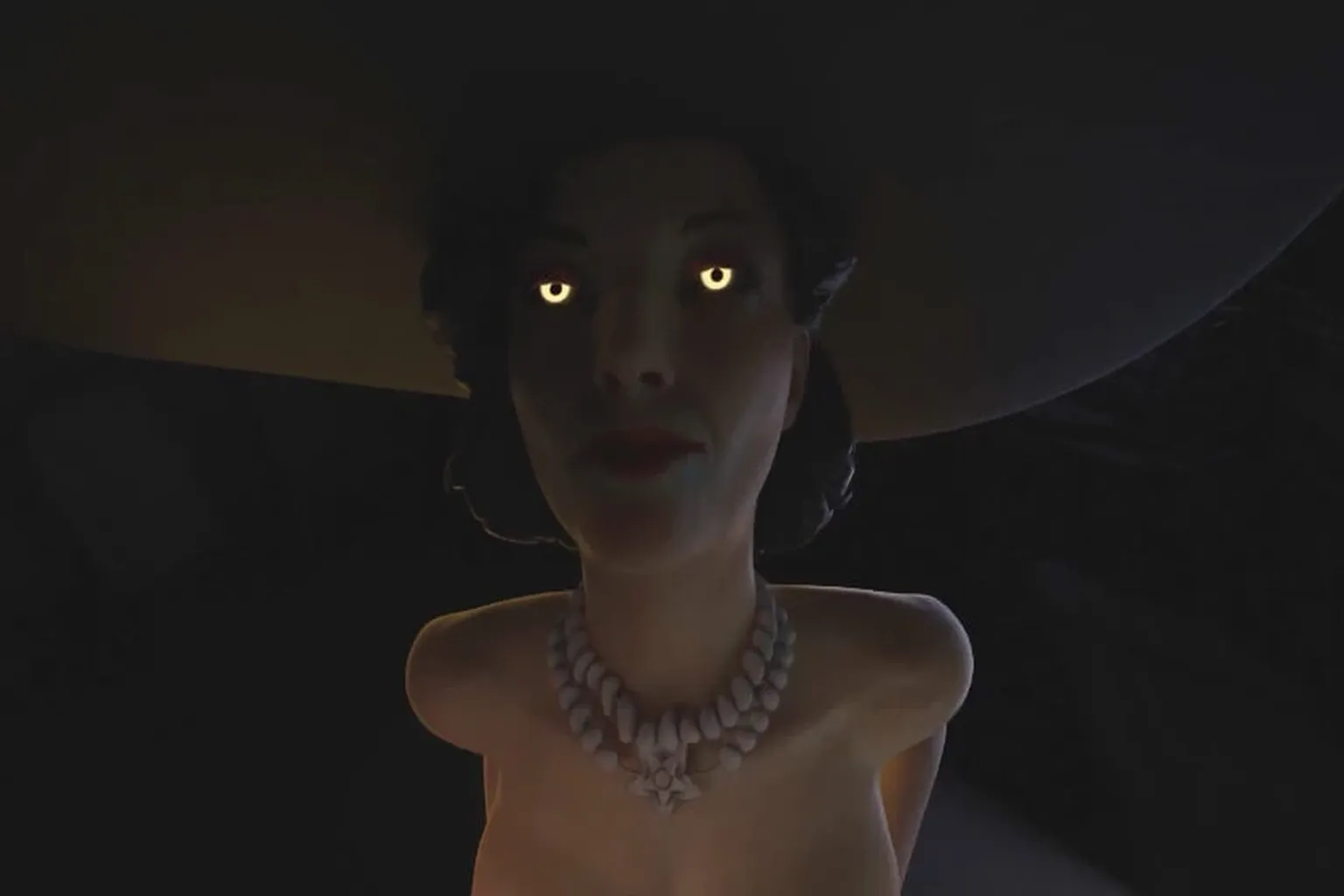 Una toma de un gran personaje virtual mirando hacia abajo a la cámara bajo un cielo nocturno. Al fondo aparecen estructuras de una fábrica abandonada, vallas metálicas y elementos de torres, con ángulos exagerados y una iluminación intensa para lograr el máximo impacto visual.