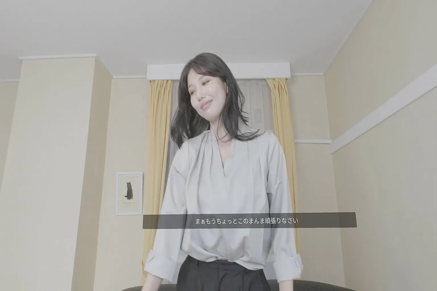 Mujer adulta de pie en una escena de video VR japonés de SexLikeReal