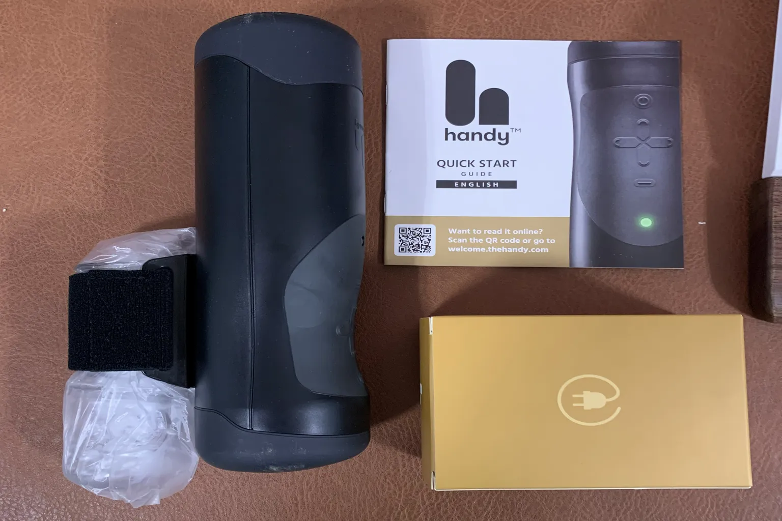 The Handy con la funda, la guía de inicio rápido y los accesorios incluidos