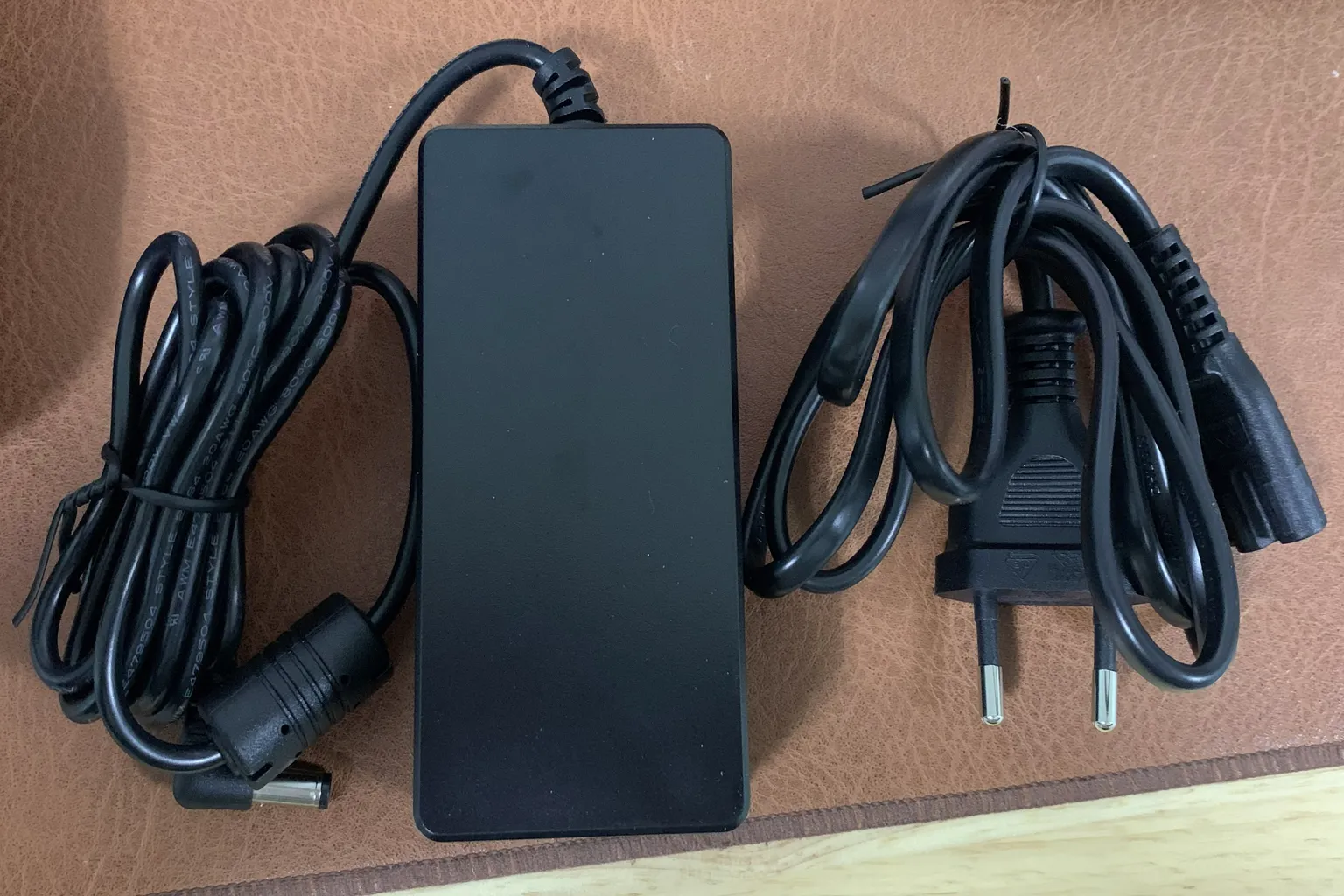 Adaptador de corriente y cables de alimentación de The Handy