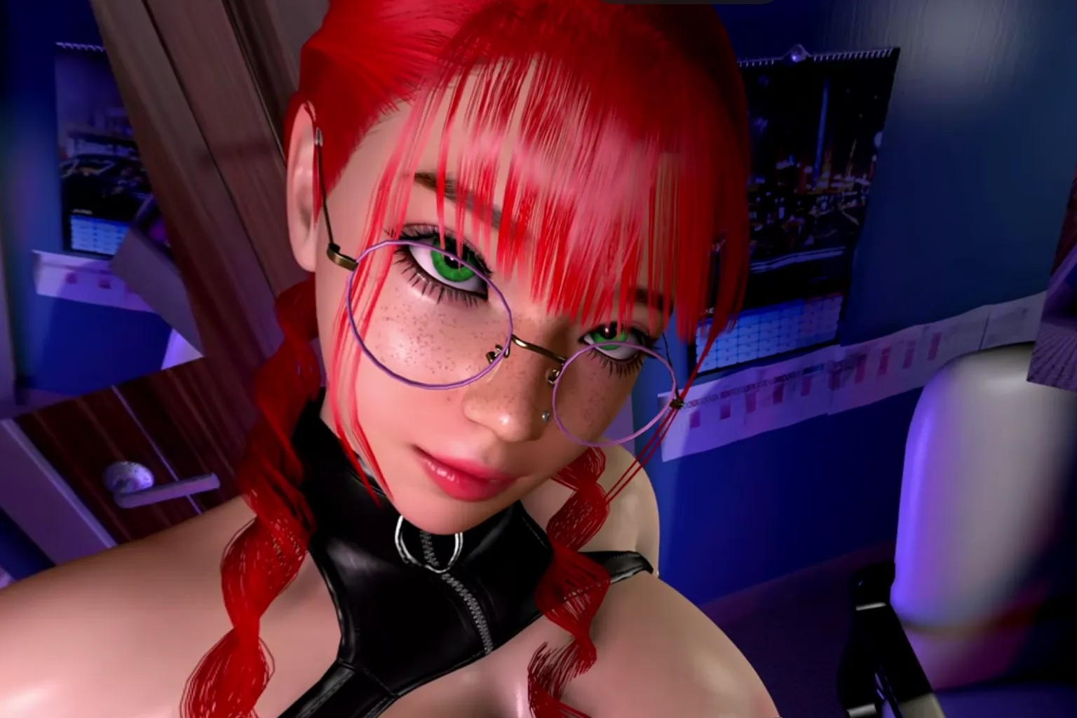 Una escena en la que Akiko, con el cabello corto y negro, aparece de pie bajo una iluminación interior tenue. Al fondo se ven cuadros y texturas de madera en las paredes, que resaltan los rasgos faciales y los detalles del diseño del atuendo.