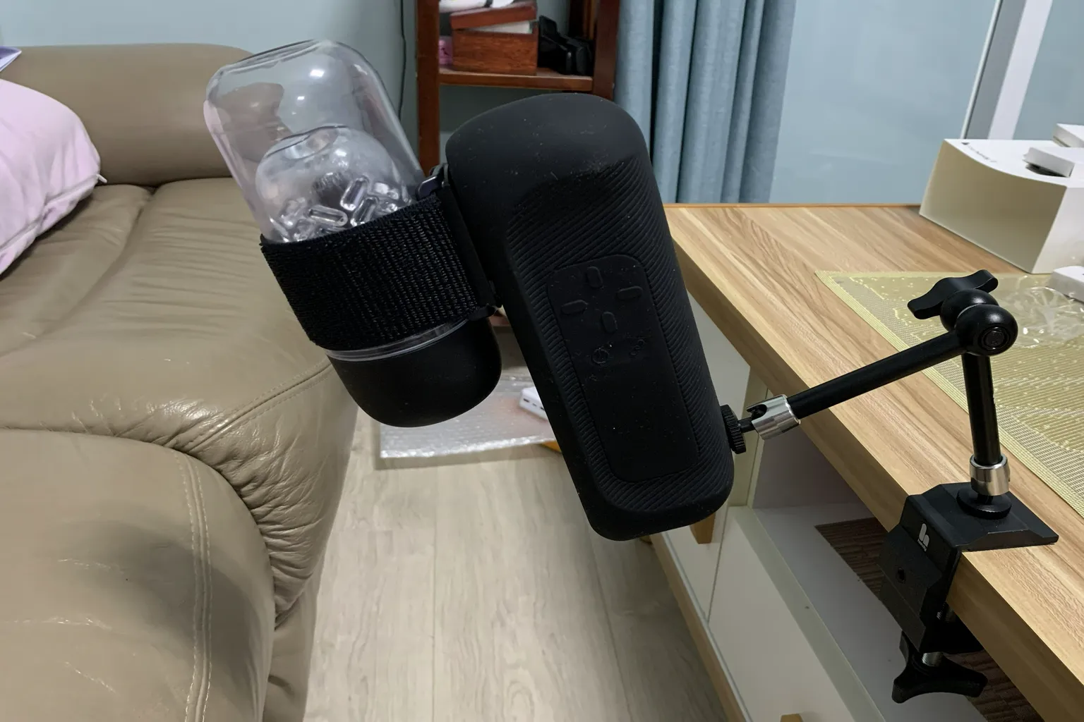 The Handy 2 Pro instalado en el soporte de escritorio Handsfree Desk Mount