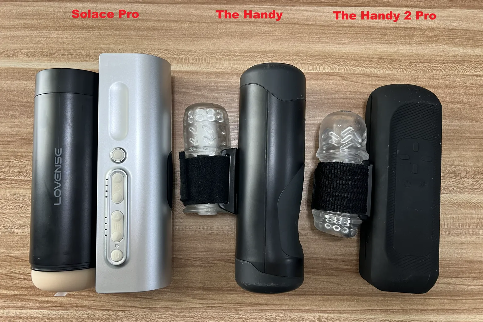 Comparación del Lovense Solace Pro, el The Handy original y el The Handy 2 Pro colocados uno junto a otro, mostrando las diferencias de tamaño, diseño y sujeción de las fundas