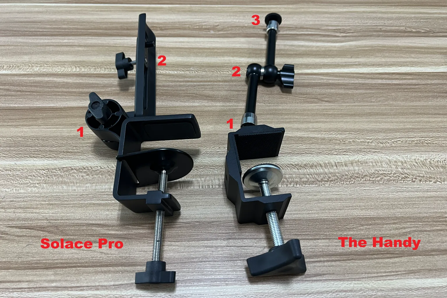 Comparación del soporte de mesa incluido con el Lovense Solace Pro y el brazo articulado de The Handy, con los puntos de ajuste señalados mediante números